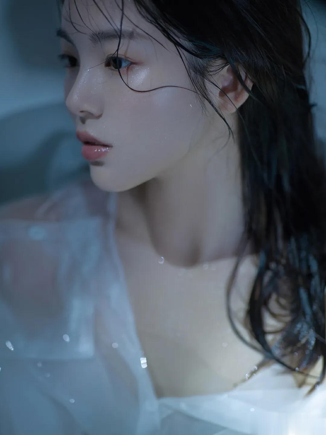 纯欲遇上浴缸
这一组纯欲风的写真很撩人
浴缸一直都是大家想触及却害羞的场景 