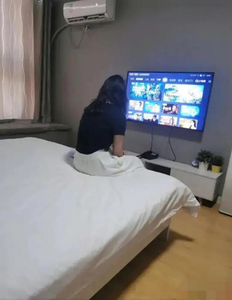男子欲望强烈找失足女进行交易，两人进行到一半正在兴头上的时候失足女突然说自己心脏