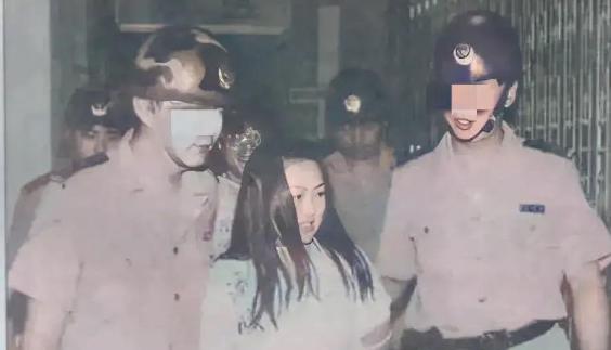 历史老照片：
1999年，广西，年轻漂亮的潘鑫却迎来了她人生最后的结局。
照片中