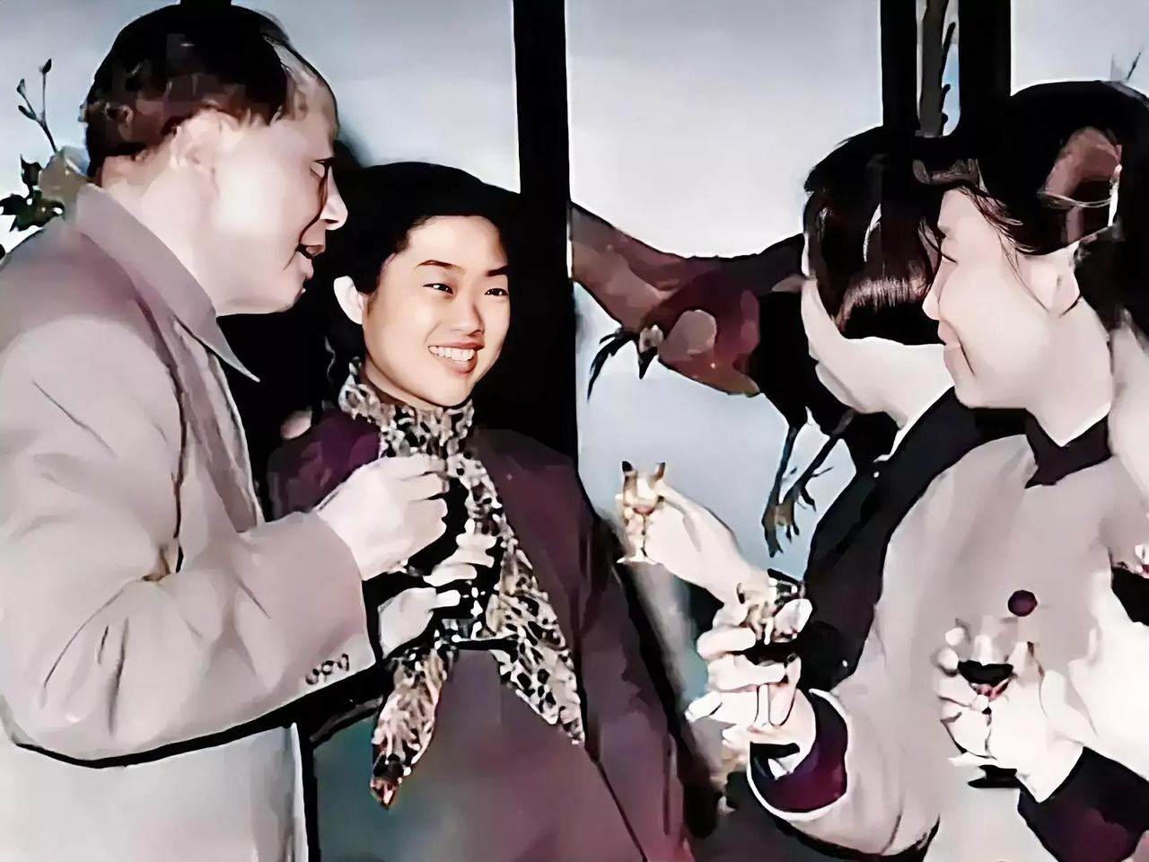 毛主席主动敬酒，看样子非常高兴，在老人家和邓大姐之间，笑得像朵花的女孩，她是谁？
