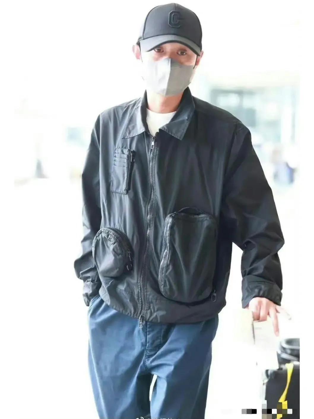 文章新女友曝光
4月12日，有记者拍到文章与新女友一家出现在机场。文章在柜台办理