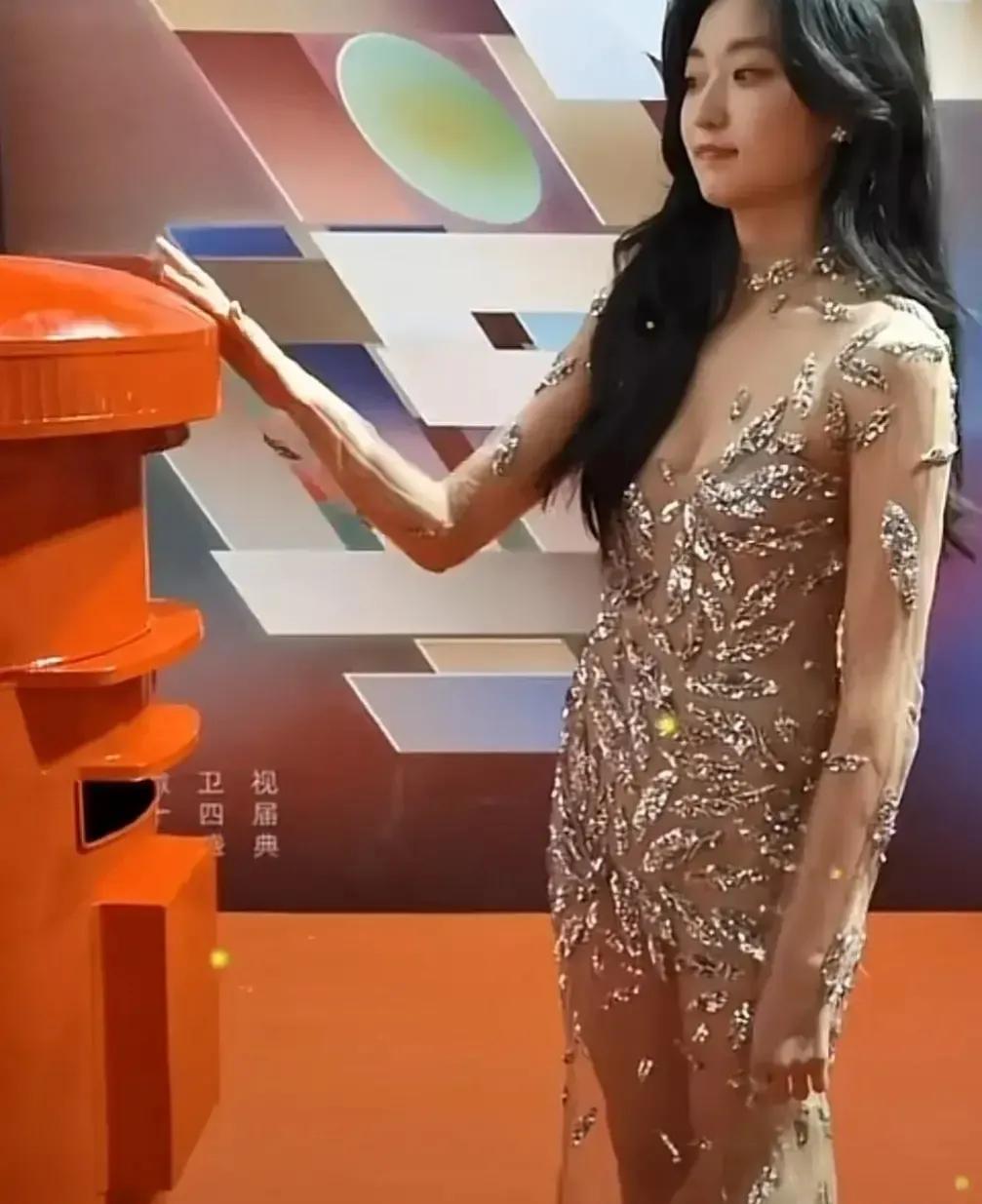 女明星的穿衣“不自由”，被孙千诠释了个彻底！

作为含金量不低的盛典，昨晚的国剧