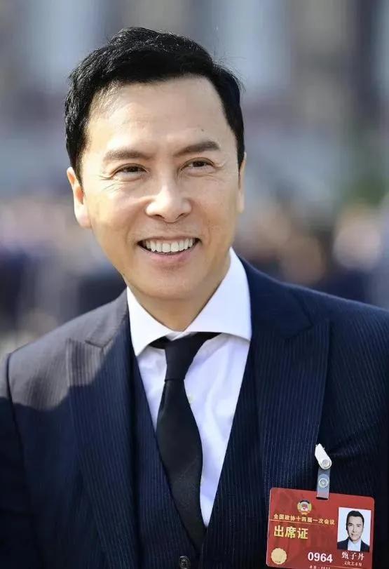 以前李连杰和甄子丹并称武打双子星，那时候喜欢李连杰，觉得李连杰在事业发展方面比甄