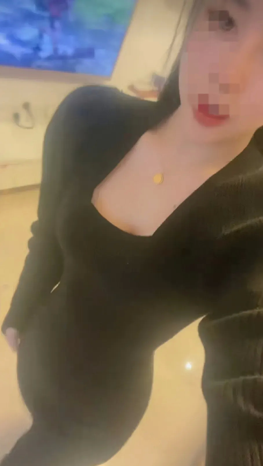 浙江诸暨。一名女子在一家商场的房间里，在数小时之内，以600元的价格，先后与3位