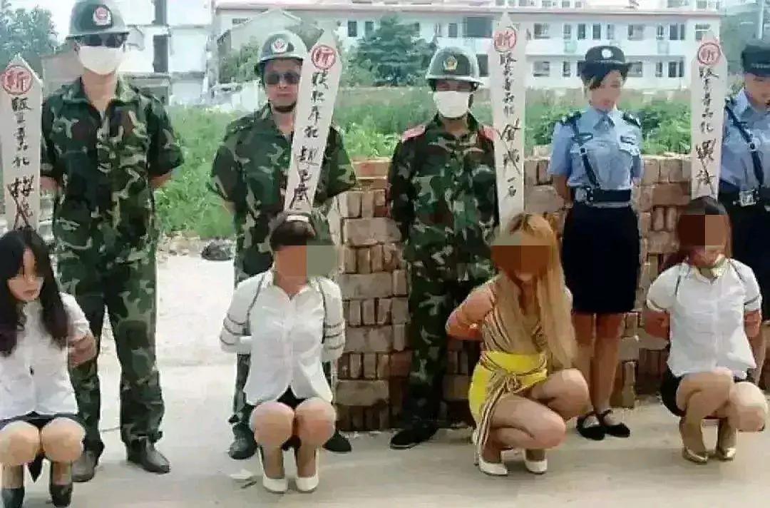 这张照片，我以为是真的，画面中的四个年轻女人被判“斩刑”，有三个是所谓的“贩卖毒