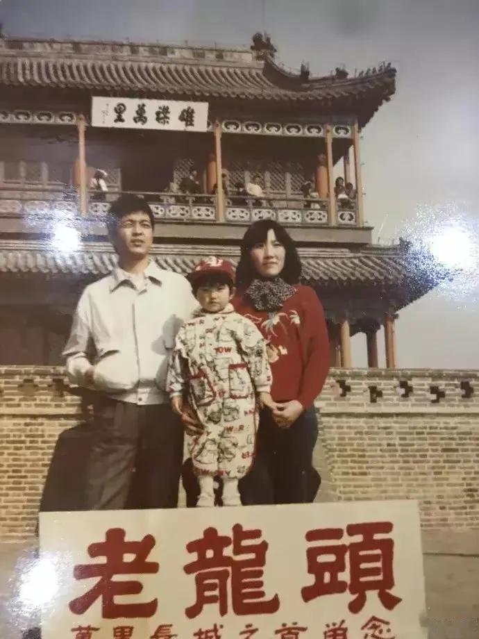 景甜的全家福，父亲和蔼可亲、母亲知书达理，一看就是正经人家……