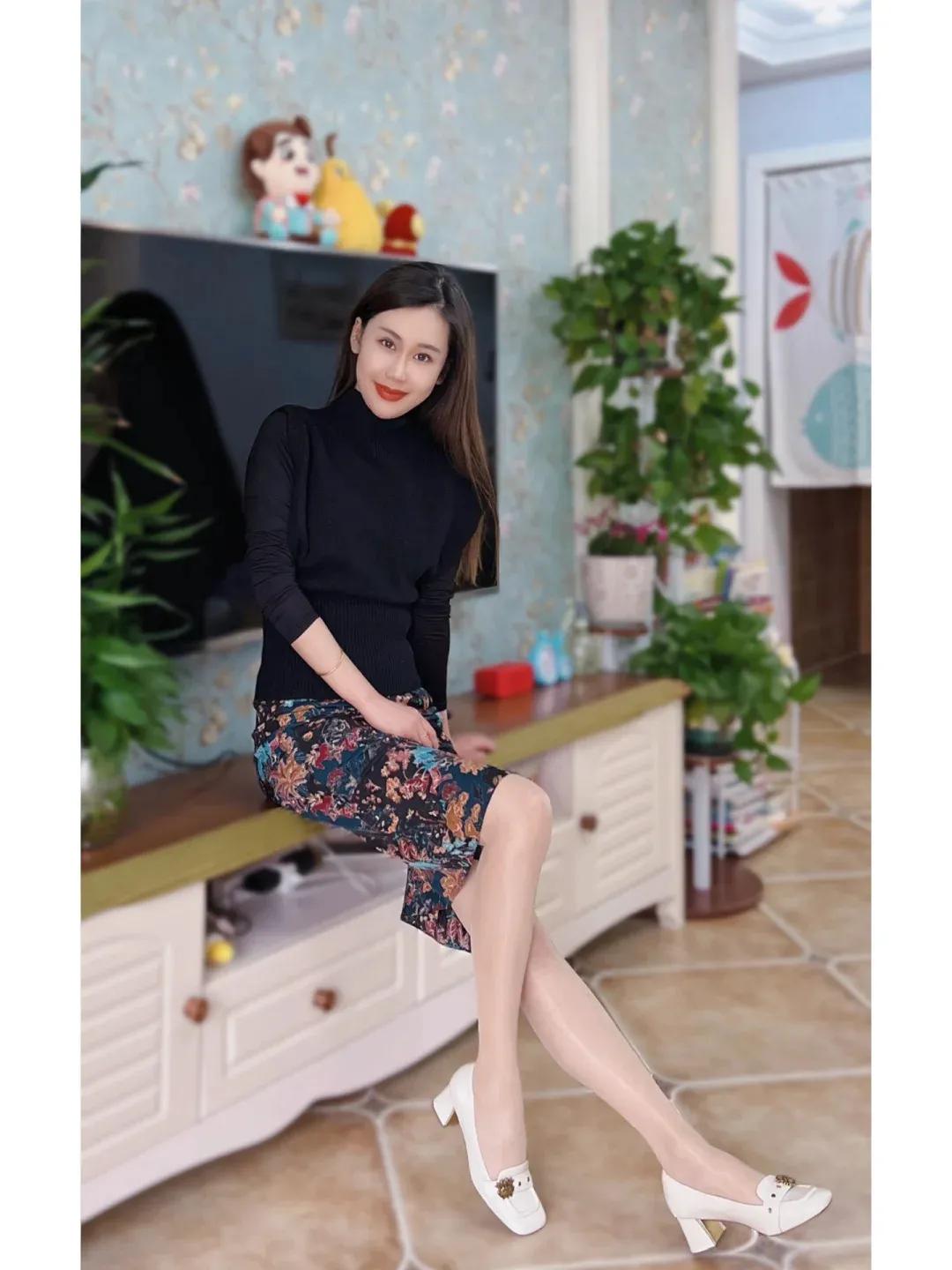 40多岁的美女姐姐超级漂亮有魅力的好不好？
身材保持的真好
职业是大学英语老师