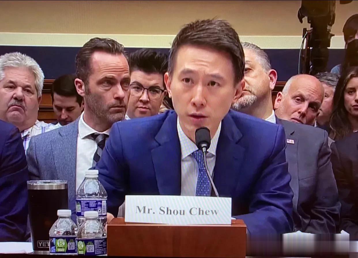 别扒了，帅归帅，人家早结婚了[偷笑]
TikTok CEO Shou Zi Ch