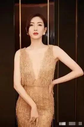 想不通江疏影这么漂亮性感的女人，为啥胡歌要跟她分手，却娶了一位相貌平平的助理。

