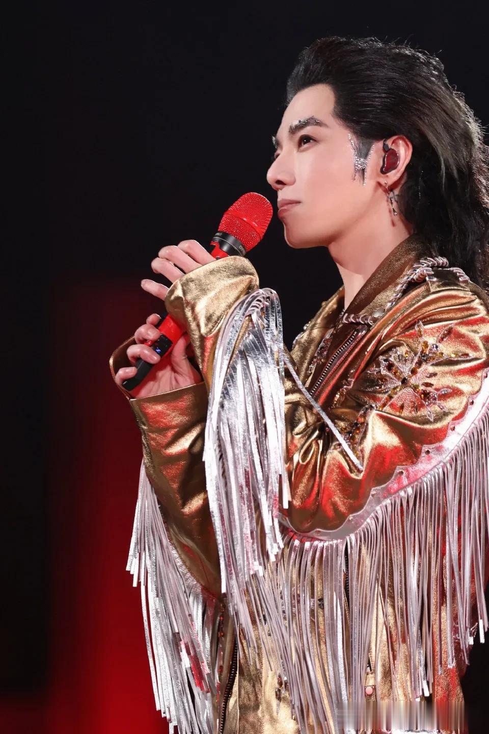 疯了，疯了，疯了，华晨宇-华语乐坛永远的神？
最近华晨宇火星演唱会，正在全国巡演