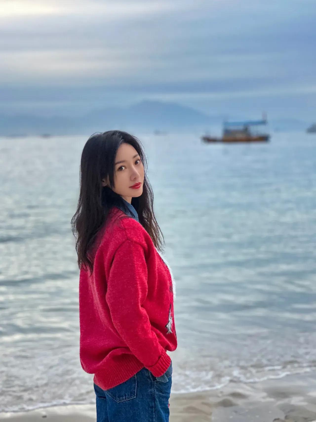 柳岩海边随拍太美了，穿红色圆领卡通毛衣，内搭蓝色牛仔衬衫，休闲又减龄！

下搭蓝