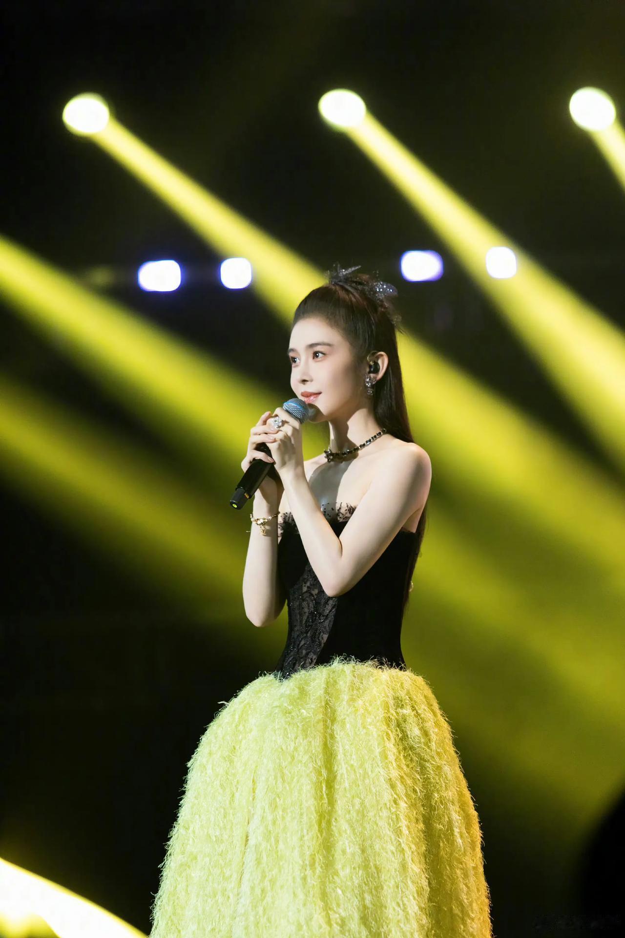 赵樱子

炙热滚烫的舞台人生里，
弥足珍贵的记忆，
绽放属于自己的光芒，
你一身