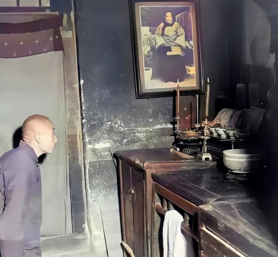 #历史那些事[超话]#1929年，北平一座四合院里，一个中年人正跪在草席上祭祖。