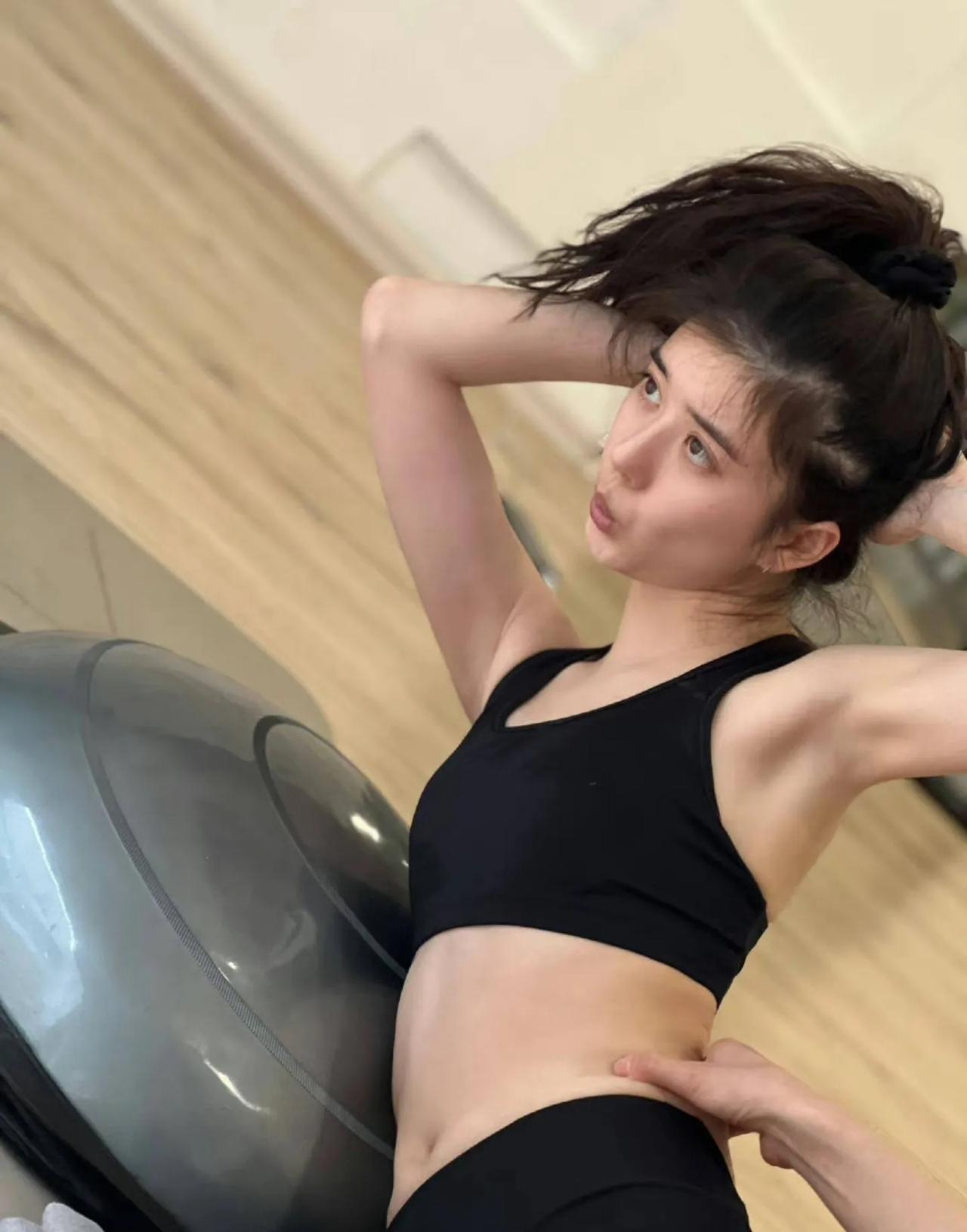 女明星李凯馨瑜伽照片，为了保持身材，娱乐圈的女明星真的够拼的，哪怕不是当红一线小