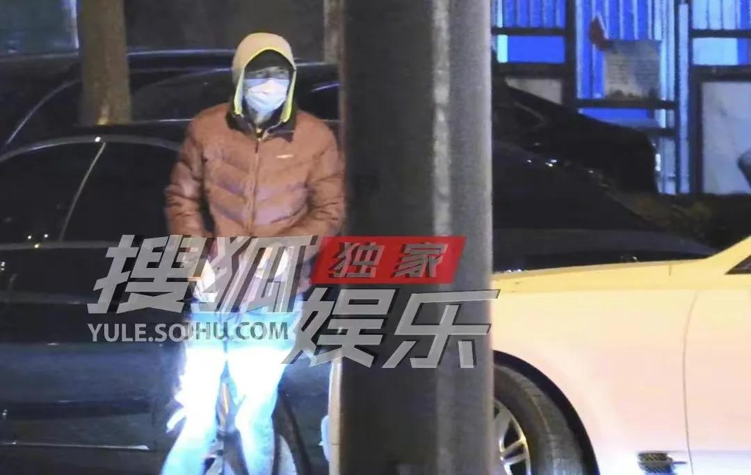 老戏骨葛优与女友人聚餐被拍，亲密拥抱毫不避嫌，开百万豪车扬长而去！

2月28日