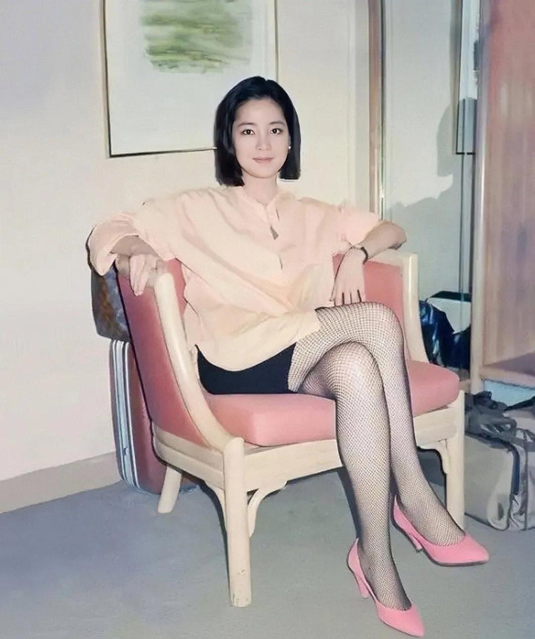 年轻时的邓丽君衣品真的无可挑剔，她的穿衣打扮，即使再过30年也不过时。
年轻时的