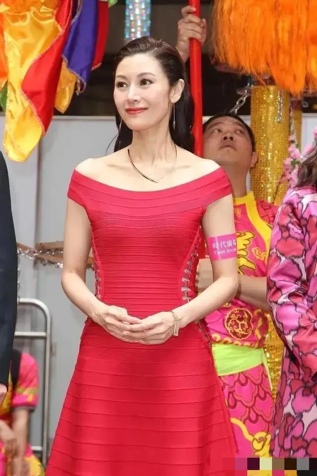 不愧是公认的香港第一美人，年过半百仍美艳绝伦，矜贵优雅，魅力不减反增！

昔日出