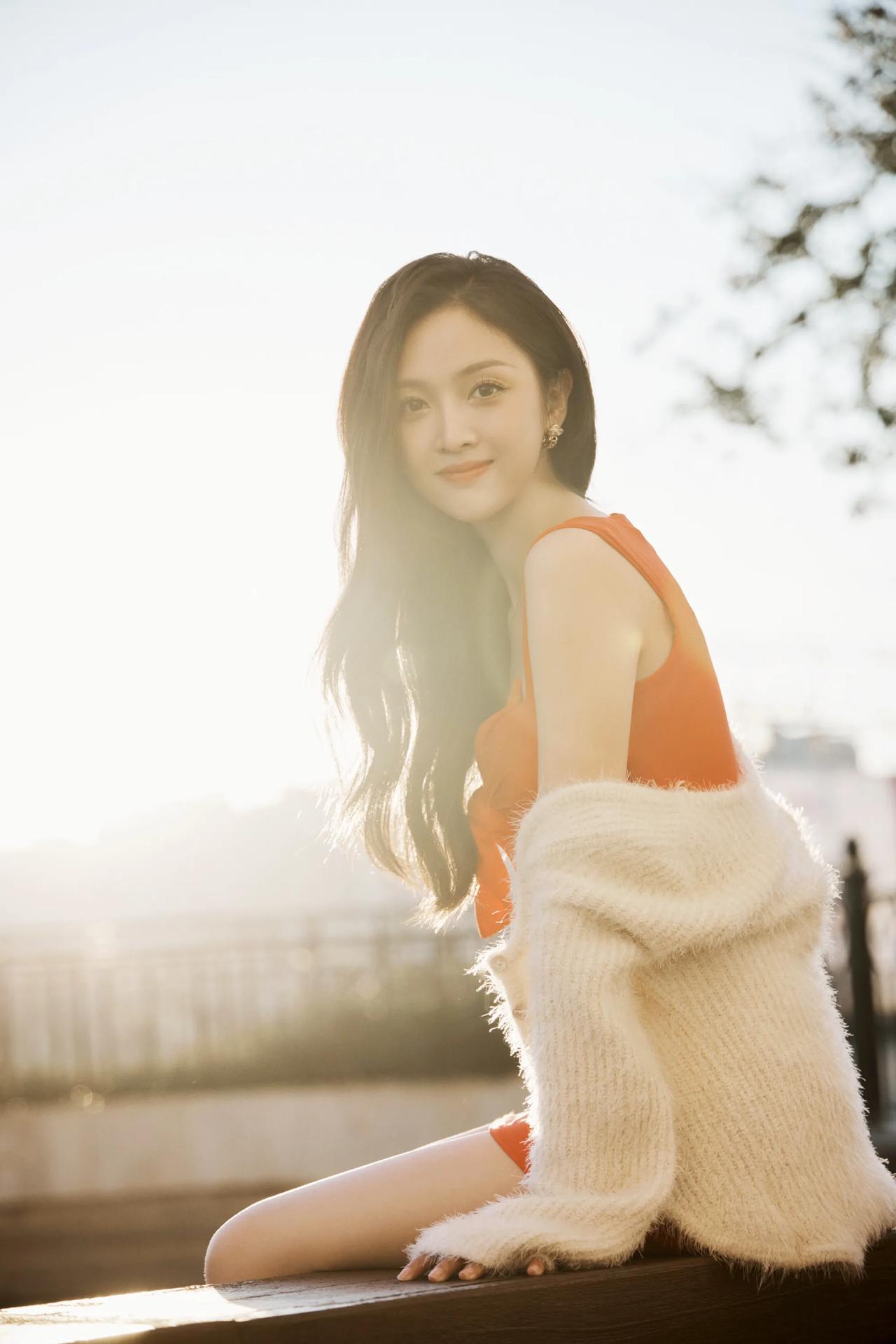 吴宣仪

悄无声息的马路牙子上，
白皙的装修设计，
俯瞰广阔的天地，
你一身红色