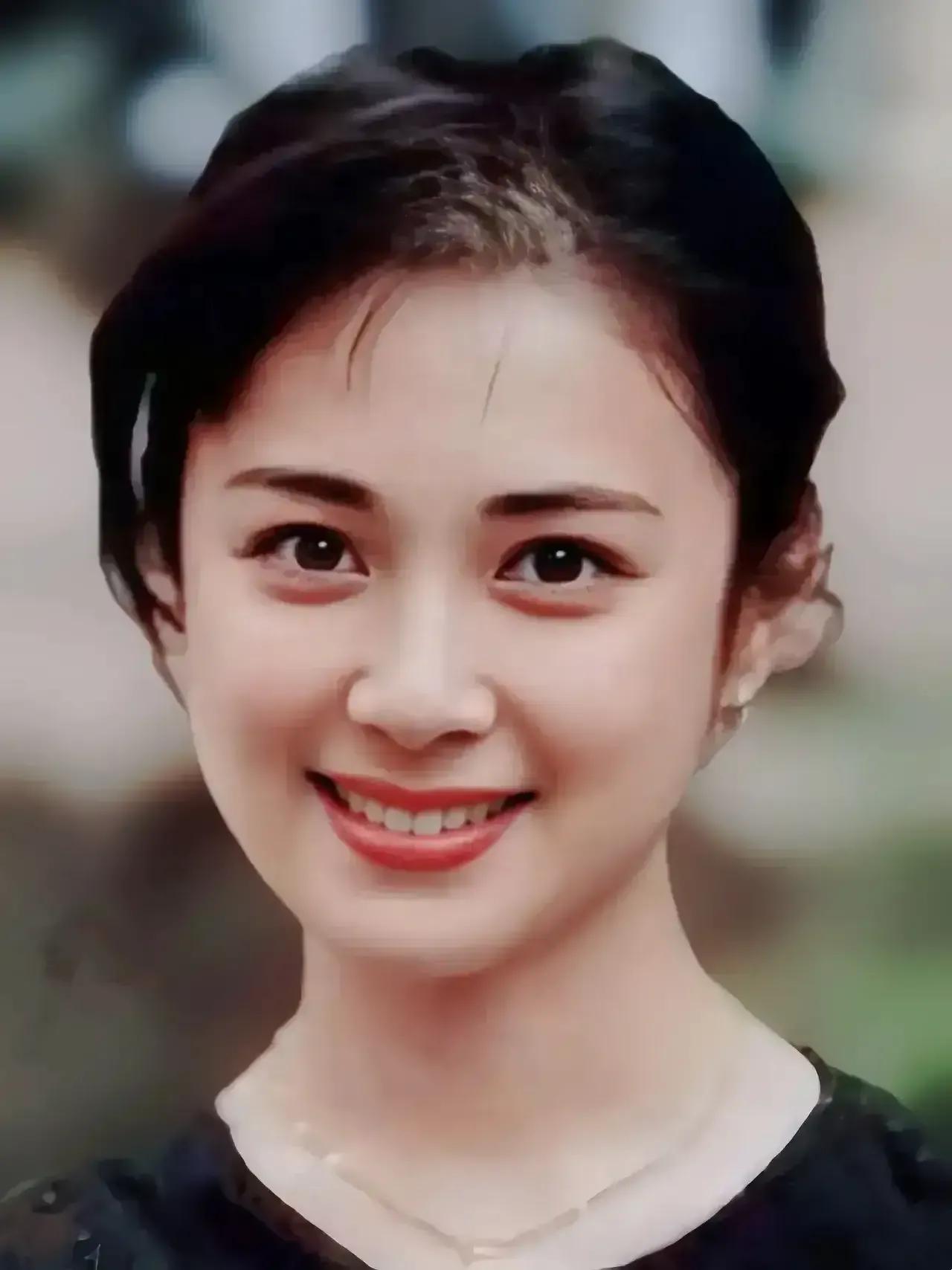 这是1990年，26岁的傅艺伟，皮肤白皙五官精气质十足，美的倾国倾城！

国色天