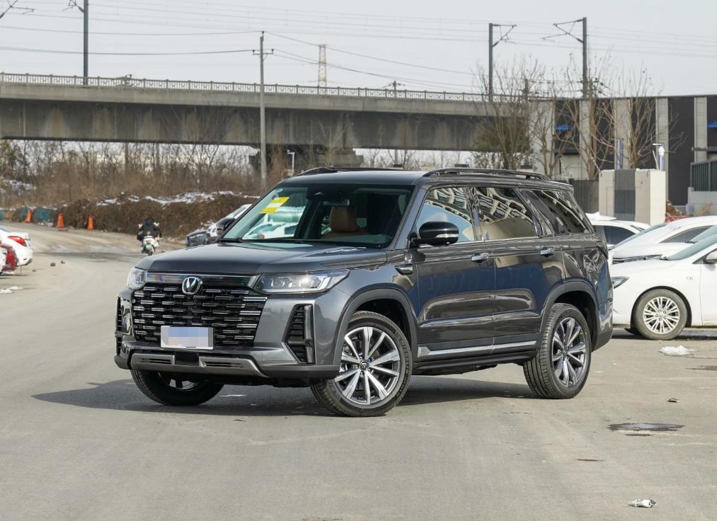 大哥总算有大哥的样子了。

作为旗舰SUV，有网友评价，长安CS95概念车有多惊