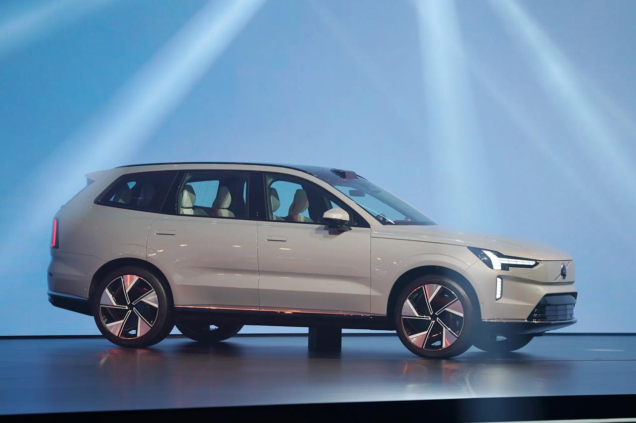 【沃尔沃纯电中大型SUV EX90亮相】4月16日晚，沃尔沃在上海举办了VOLV