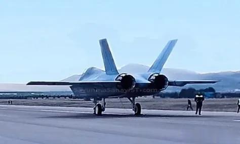 土耳其TF-X原型机拉出来测试了，使用两台美国F110发动机（和F18战机同款）