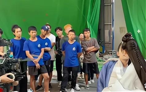 这是一部剧的拍戏现场，演员不容易，简简单单一场吻戏，旁边站那么多的人围观，属实有