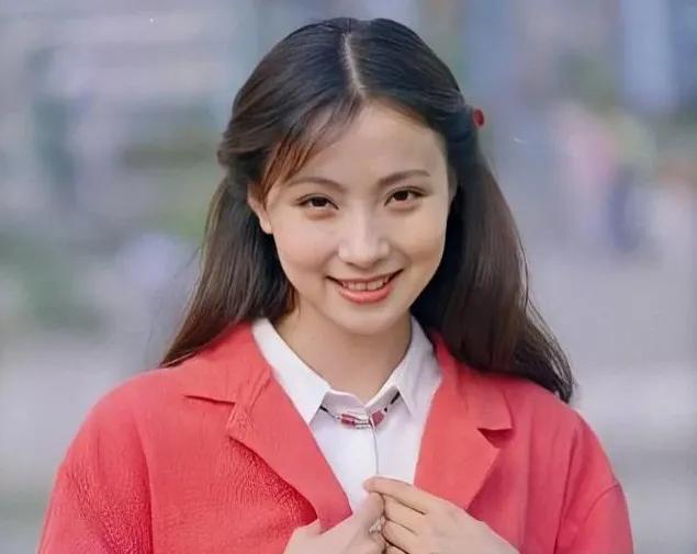 年轻时的小陶虹，笑容甜美，美得摄人心魄。
年轻时的小陶虹的美是那种没有侵略性的美