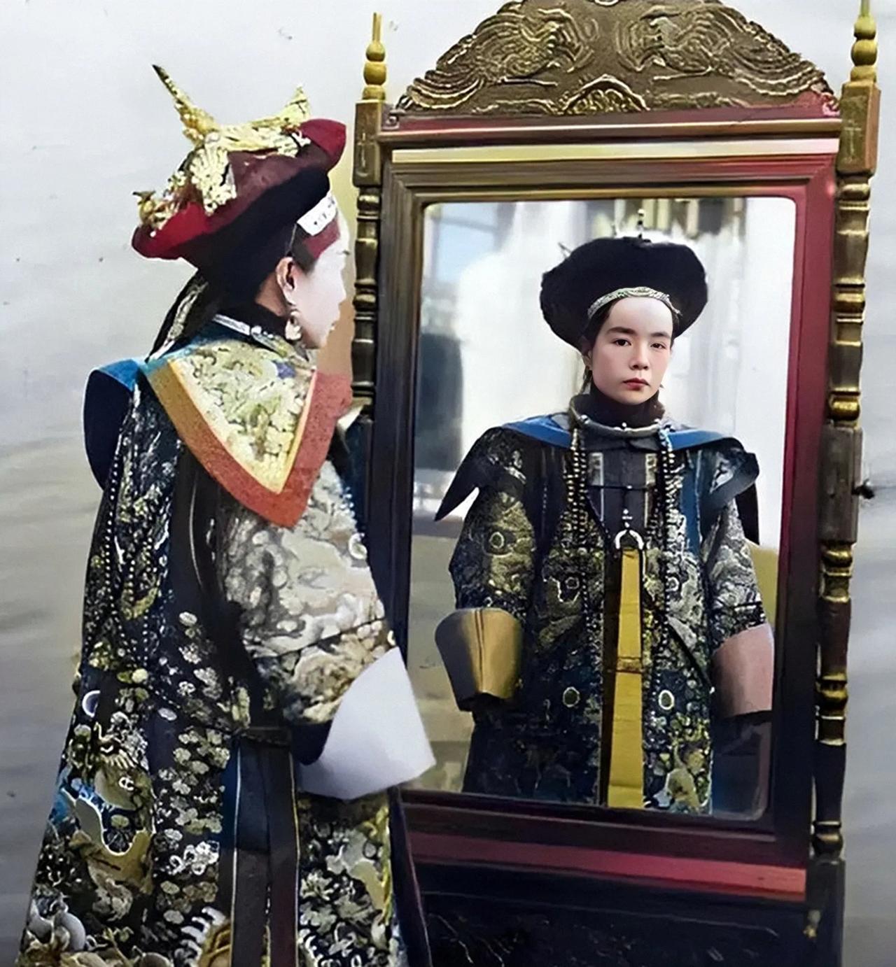不要再被清宫戏给骗了，历史上真实的王妃是这样的。
下面这张是清末铁帽子王善耆的嫡