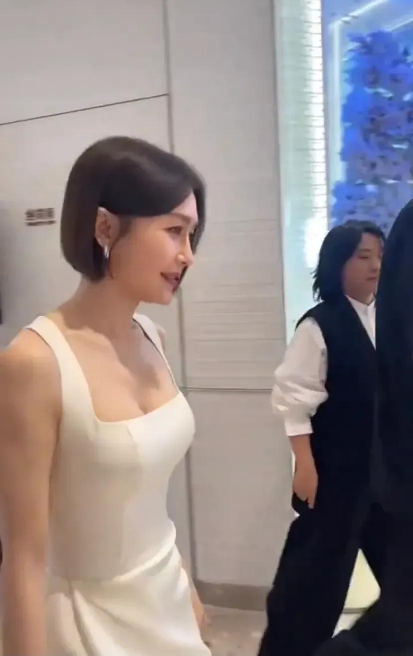 又被秦岚美到了，穿白色背心长裙，大秀火辣身材，肤色白皙水嫩，身材一览无遗，实在是