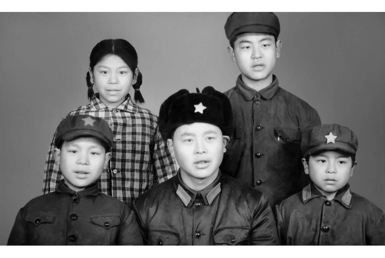 1976年那个特殊的年份，哥哥应征入伍，兄妹5个去照相馆合影送别。珍贵的黑白老照