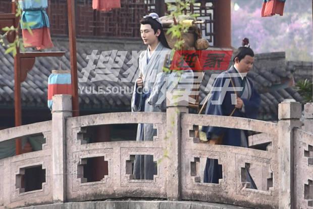  由成毅主演的的武侠巨制《英雄志》正在如火如荼的拍摄中，之前曝光过马尾造型气质清