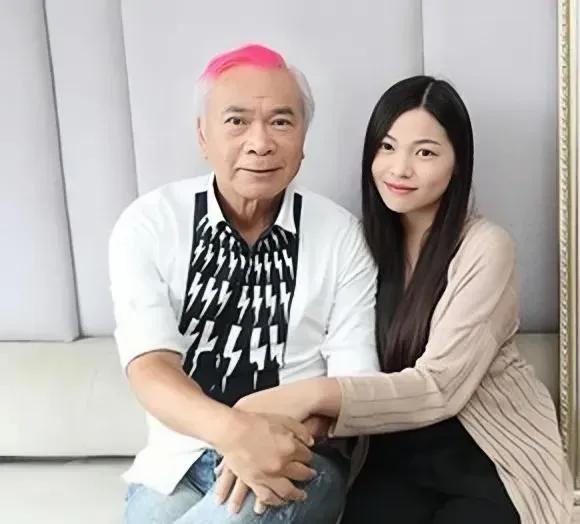 恭喜恭喜！72岁TVB知名老戏骨宣布将7套房子赠予小36岁女友，两人在今年结婚。