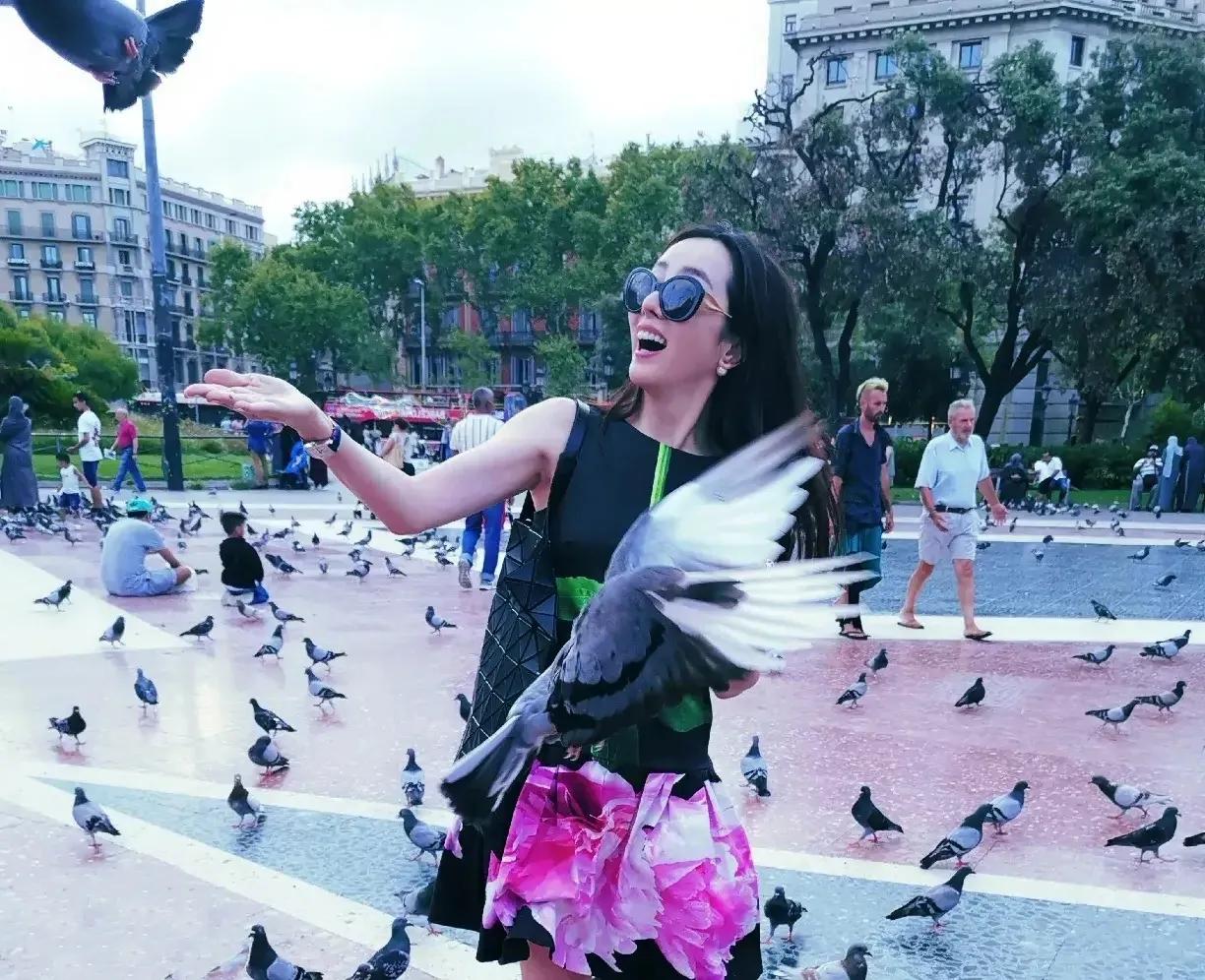 央视才女李思思一款国风连衣裙绝美。

昔日国外游，李思思身穿一款无袖A版百褶连衣