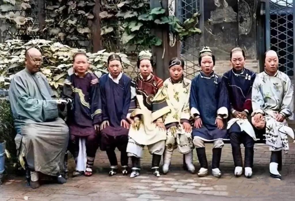 清末老照片，一个男人和他的七个如花似玉的小妾的合影。
照片中的这个男人戴着眼镜坐