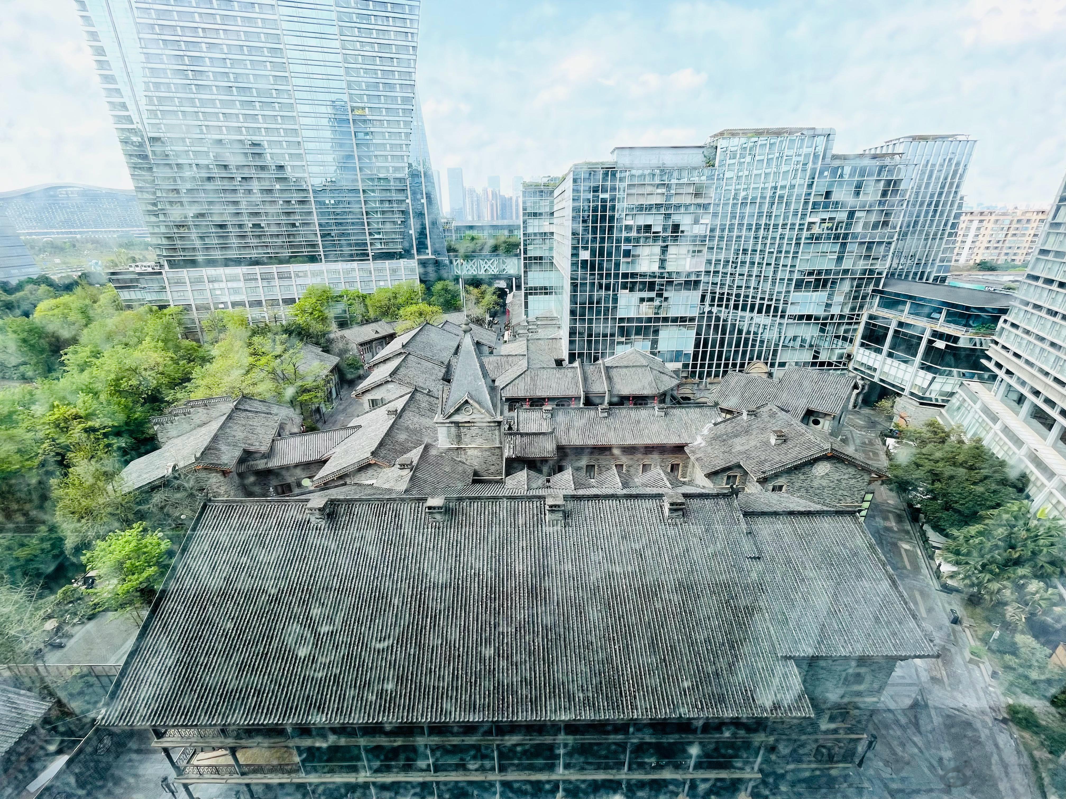 成都的天气确实比北京好，像春天[哈哈][哈哈][哈哈]  ​​​