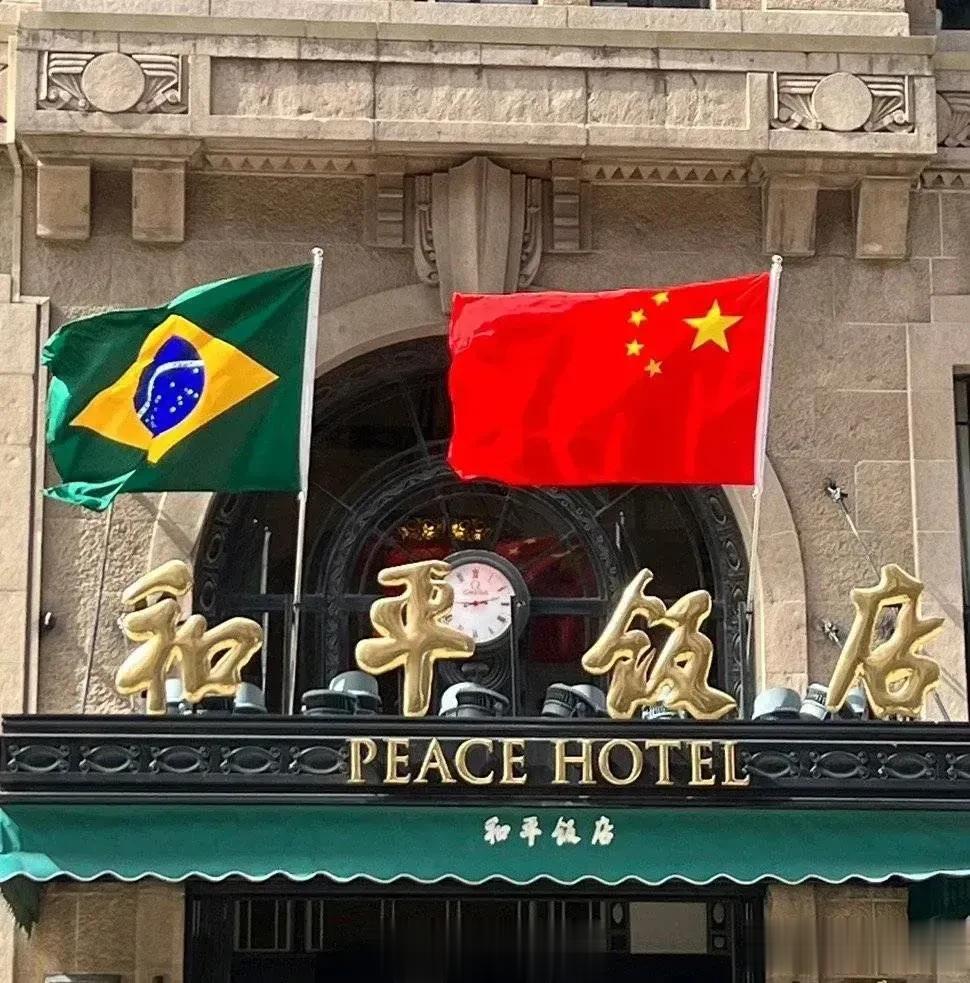 带病出征！巴西总统卢拉抵达上海，真的是拼了老命，巴西媒体说他在飞机上输液！

在
