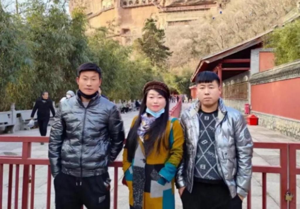 姐弟仨相隔16年的两张合影，小弟弟长得太快，眨眼间就比姐姐和哥哥长得高了。
16