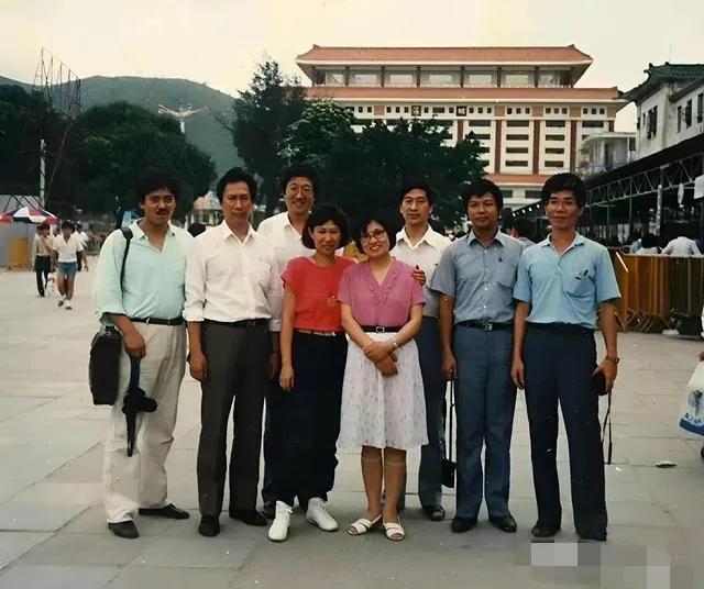 1988年5月，郭台铭第一次到深圳考察，看到深圳当时改革开放的热闹景象，他决定在