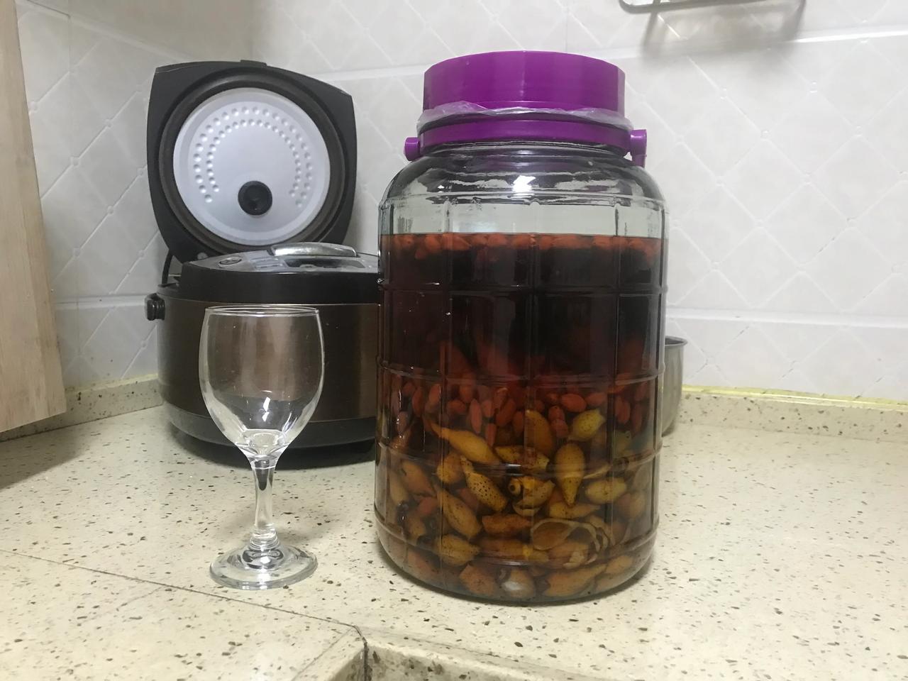 开坛，自己泡的酒，原料为：金樱