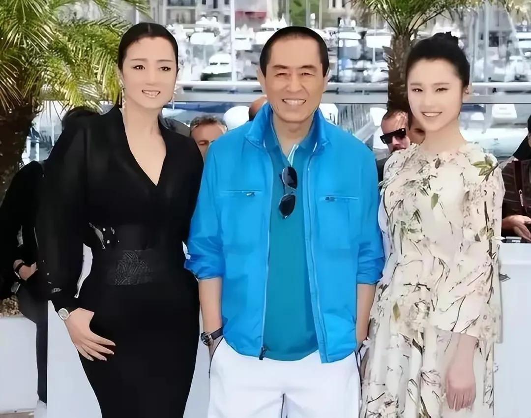 多年后巩俐和张艺谋同框，依然是傲娇的公主。

参加活动，巩俐身穿一款深V领长袖黑