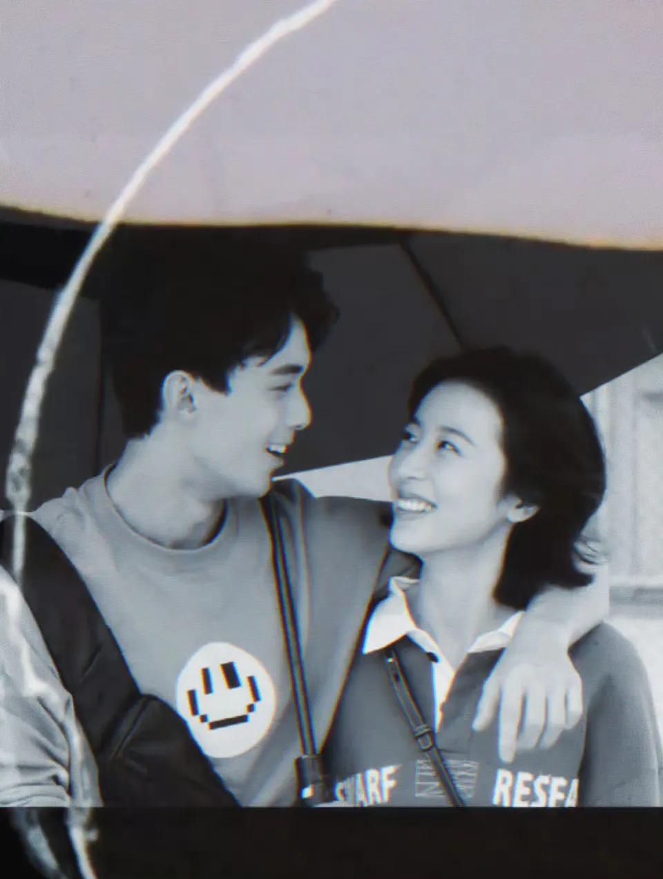 吴磊周雨彤两人合影看着着比较舒服，也有氛围感。
PS:吴磊和赵露思真的是没有甜度