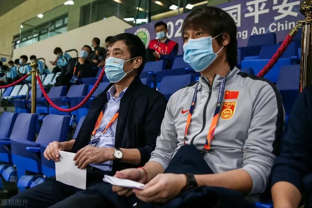 中国足协主席和国家队主帅成高危职业。
陈戌源还是被带走调查了，因此就有球迷纷纷表
