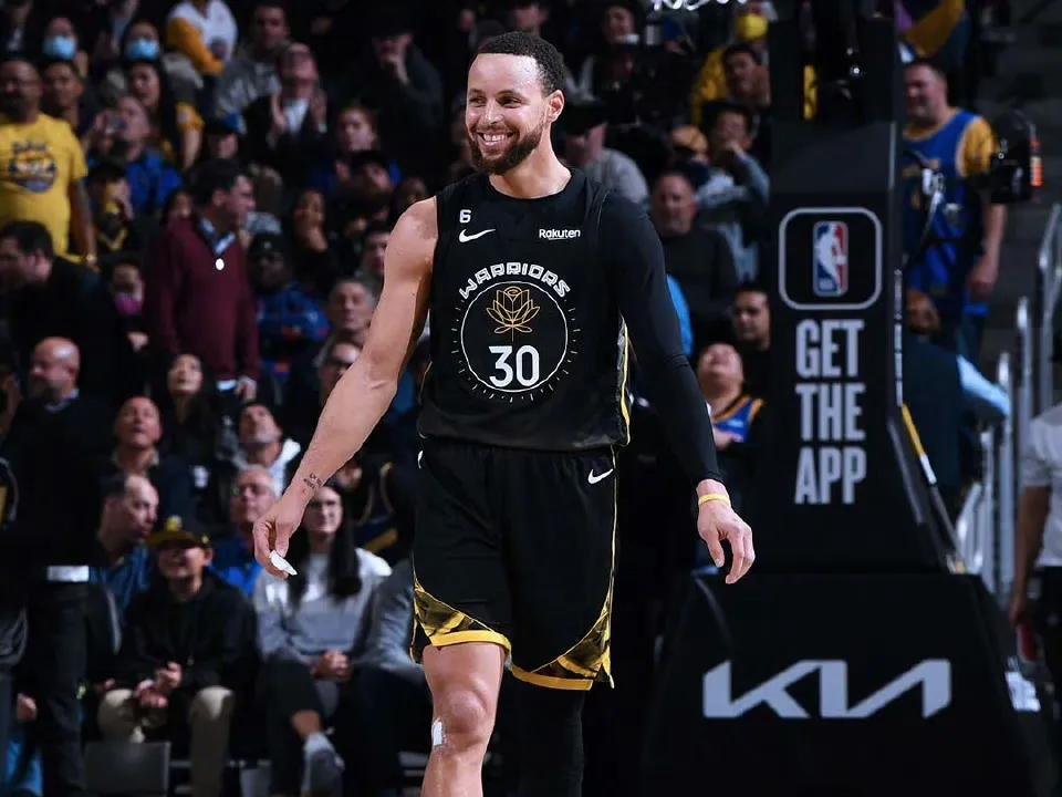 库里离180俱乐部一步之遥 直言一直在盯着

NBA常规赛，勇士主场以120比1