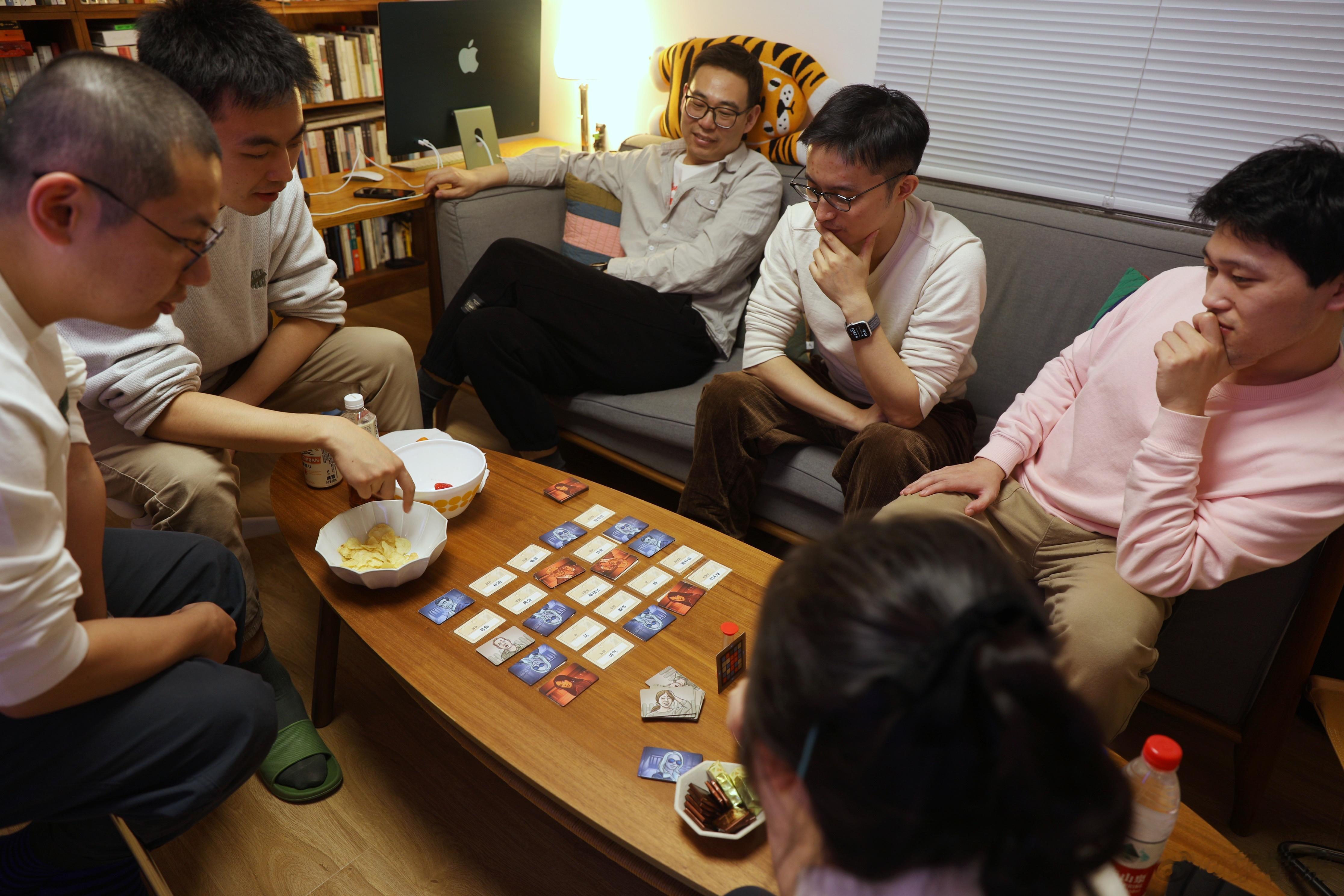 终于在土土离开北京前见上了！（因为曹柠要来特意给冰箱顶部除了尘 ​​​