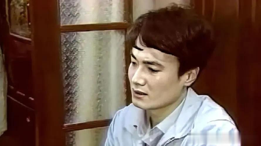 电视剧《渴望》讲述了年轻漂亮的女工刘慧芳面对两个追求者迟疑不决。一个是车间副主任