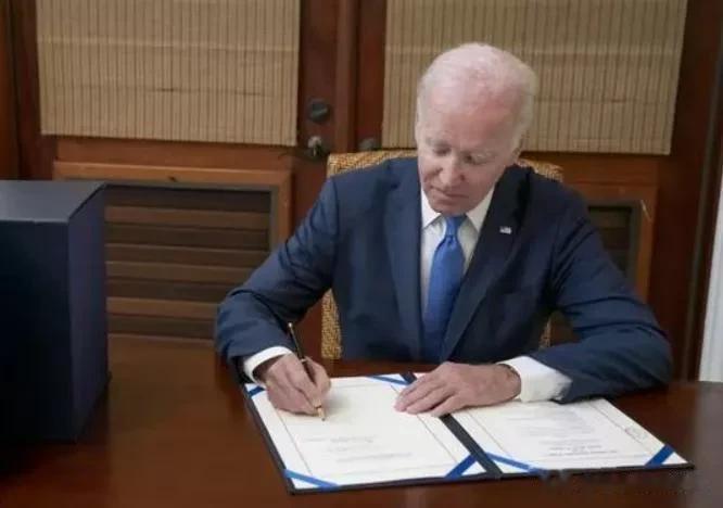 库存告急？美国宣布：提前向乌克兰交付主战坦克，但是翻新款

来源:海峡快讯

在