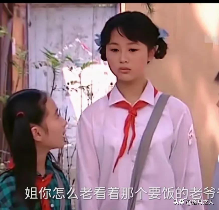大家能一眼认出她是谁了吗？

哈哈，突然就翻到了她小时候拍的一个电视剧，这小脸圆