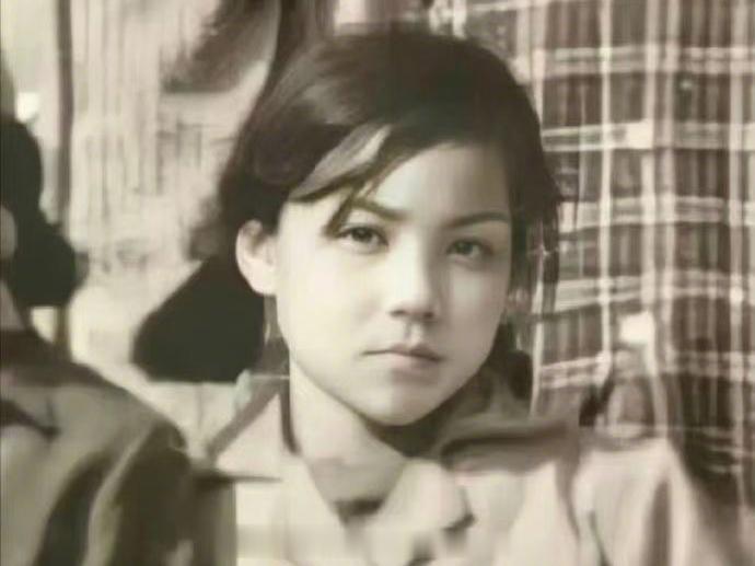 转自网友，1981年，北京青年沟地坛小学，一名12岁女生的毕业照。20年后，这女