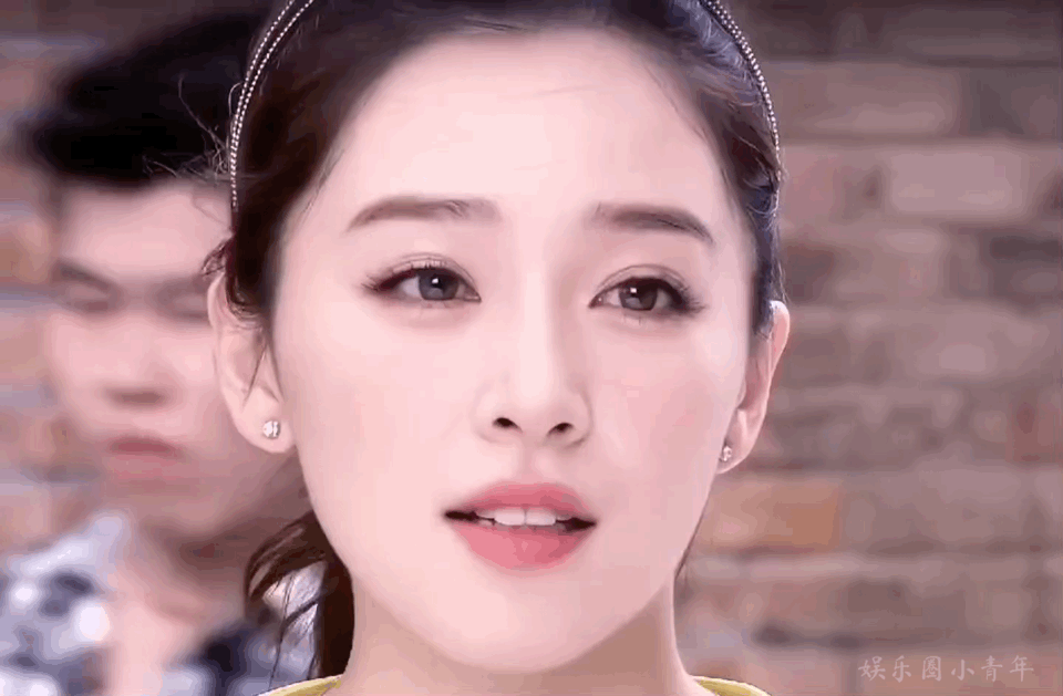 阚清子这个眼睛真的是自带美瞳的美，在阳光下眼球是咖啡色像洋娃娃一样呢！我印象最深